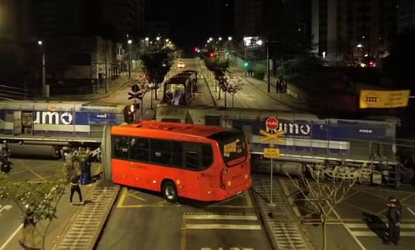 Onze pessoas ficam feridas após trem partir ônibus ao meio em Curitiba