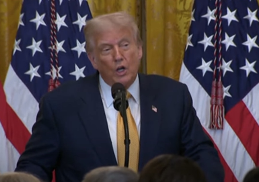 Críticas a tarifas e caso Epstein derrubam aprovação de Trump nos EUA