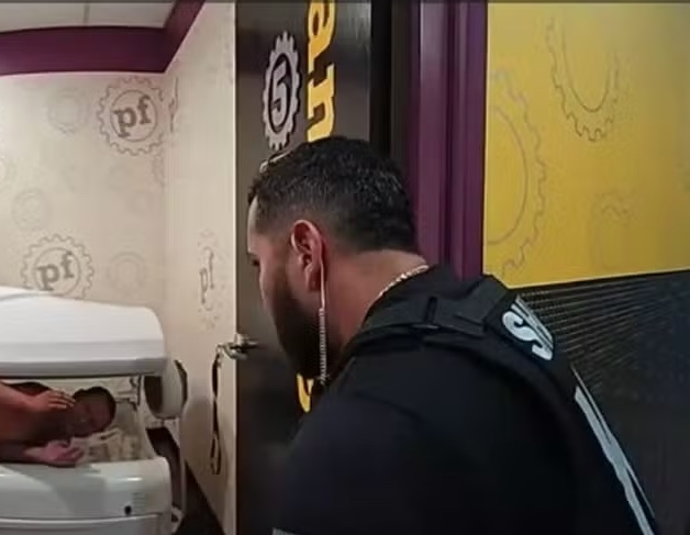 Homem corre pelado para não deixar treino em academia