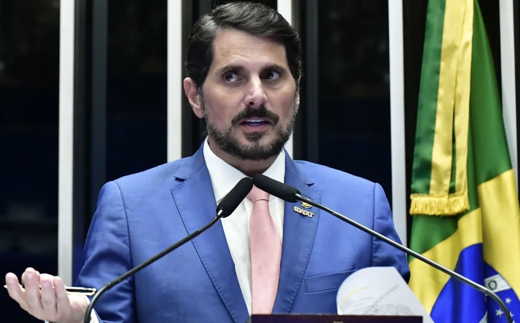 Marcos do Val viaja aos EUA mesmo com passaporte bloqueado pelo STF