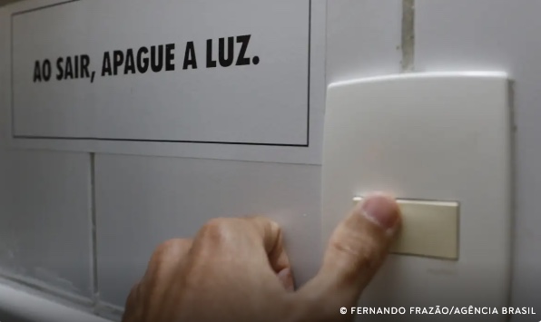 Contas de luz mais caras: Aneel ativa bandeira vermelha para agosto