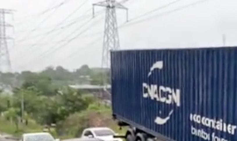 Manaus regula estacionamento e transporte de contêineres