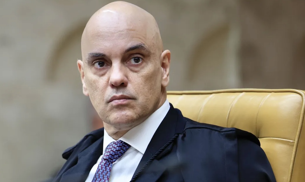 Moraes manda retirar deputados de acampamento em frente ao STF