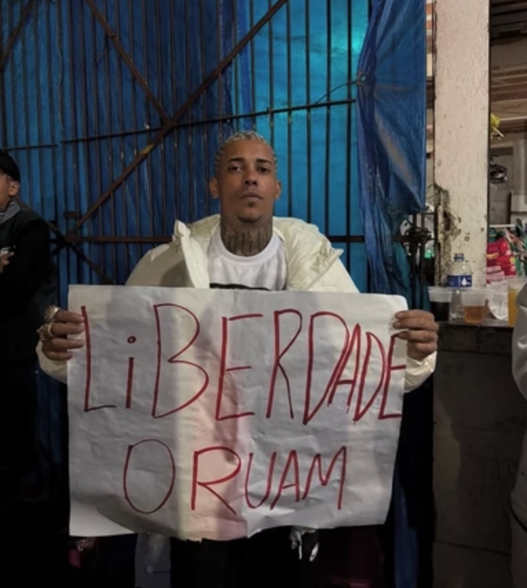 MC Poze do Rodo protesta por liberdade de Oruam 