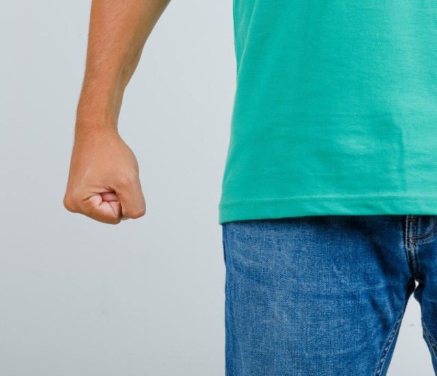 Homem é preso após quebrar tudo em casa e agredir esposa no Jorge Teixeira