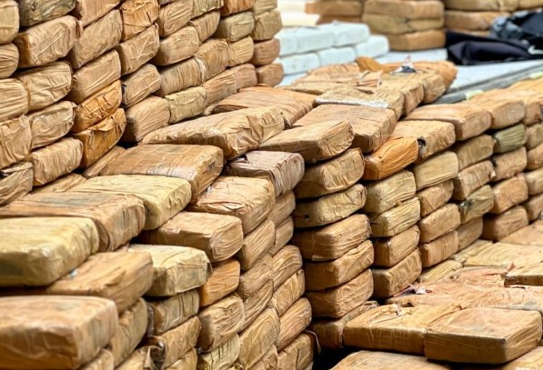 Grupo de estrangeiros é preso com 1,5 tonelada de drogas no Solimões