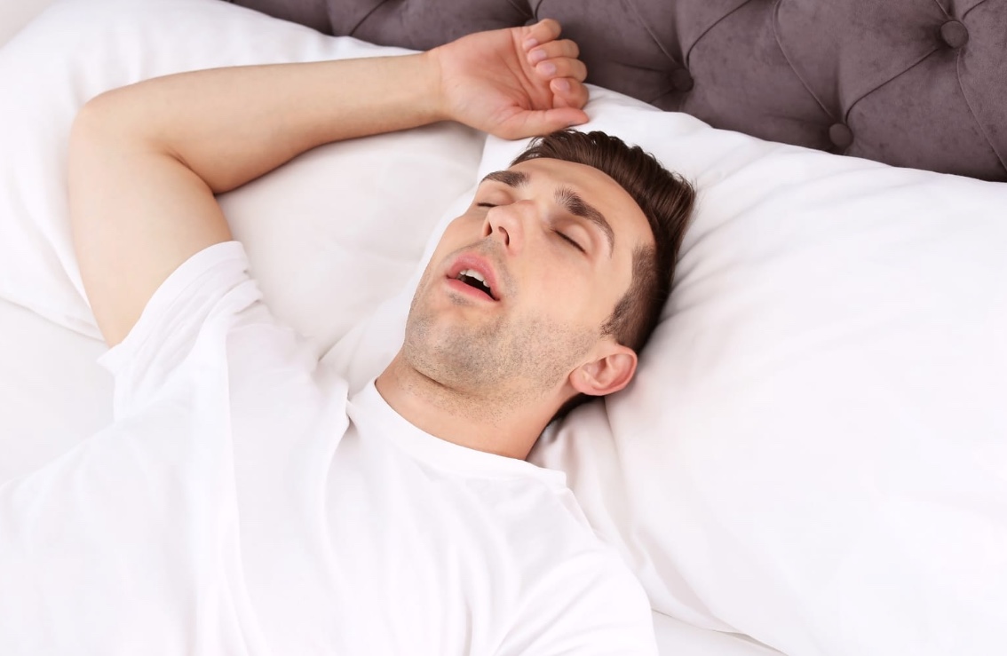 Você dorme de boca aberta? Veja os impactos desse hábito na sua saúde