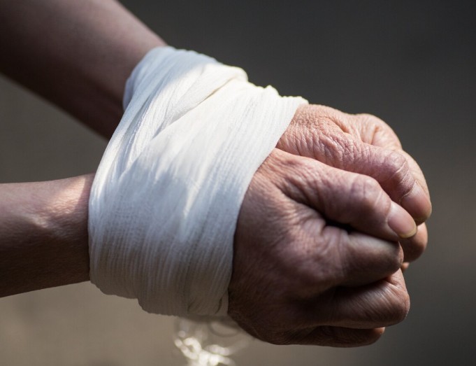 Criminosos invadem casa, agridem moradores e sequestram mulher em Manacapuru