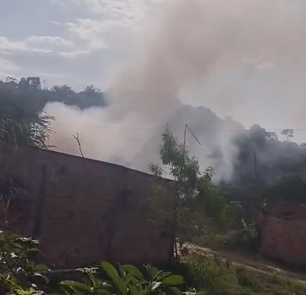 Foco de incêndio em lixão clandestino atinge área de invasão em Manaus