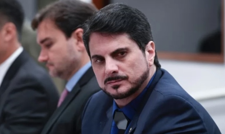 Moraes manda Marcos do Val usar tornozeleira eletrônica