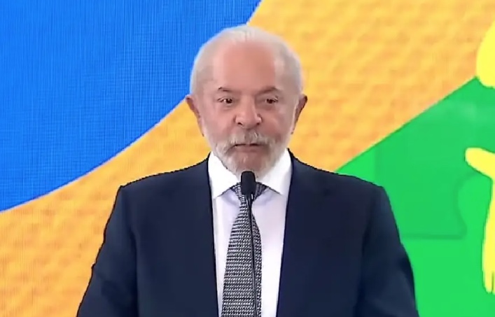 Lula defende PIX e critica sanções dos EUA: "Trump deveria experimentar"