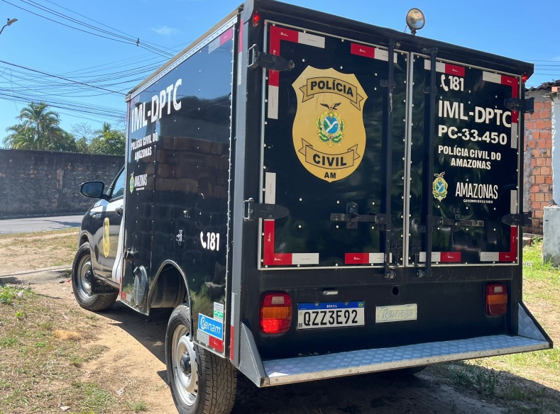 Sem calcinha, mulher é encontrada morta em terreno em Manaus