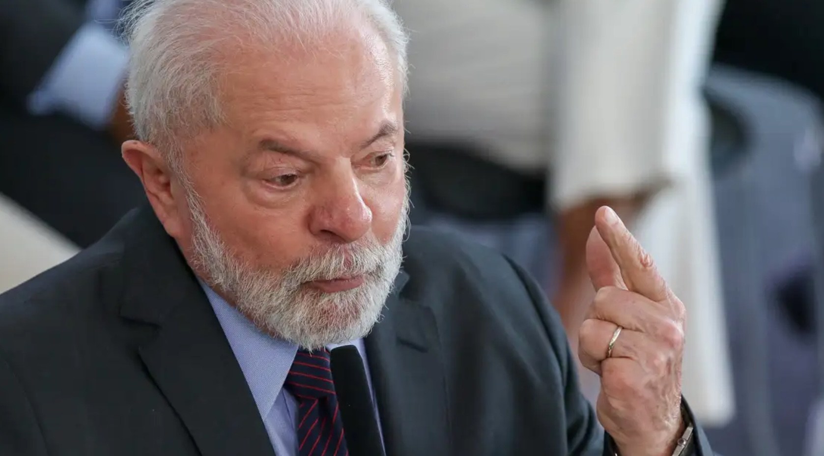 Lula sobre ligar para Trump: 'Um presidente não pode ficar se humilhando para outro'