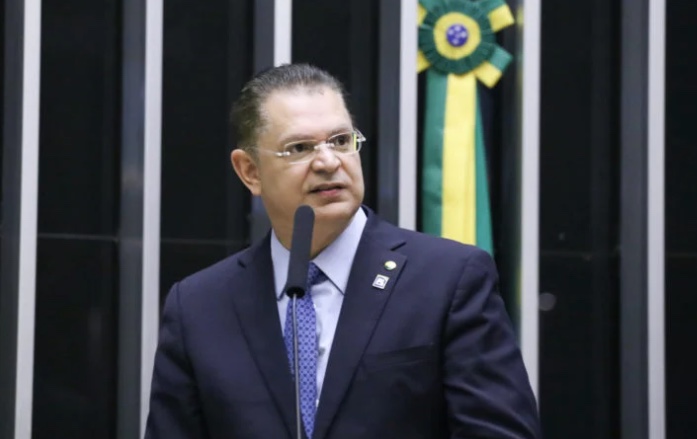 Líder do PL pede perdão a presidente da Câmara após protesto no plenário