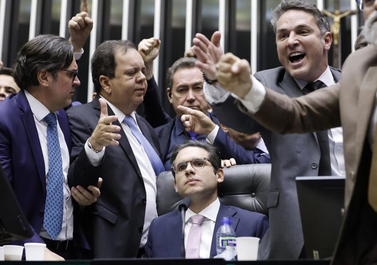 Governistas pedem afastamento de deputados que invadiram Mesa da Câmara