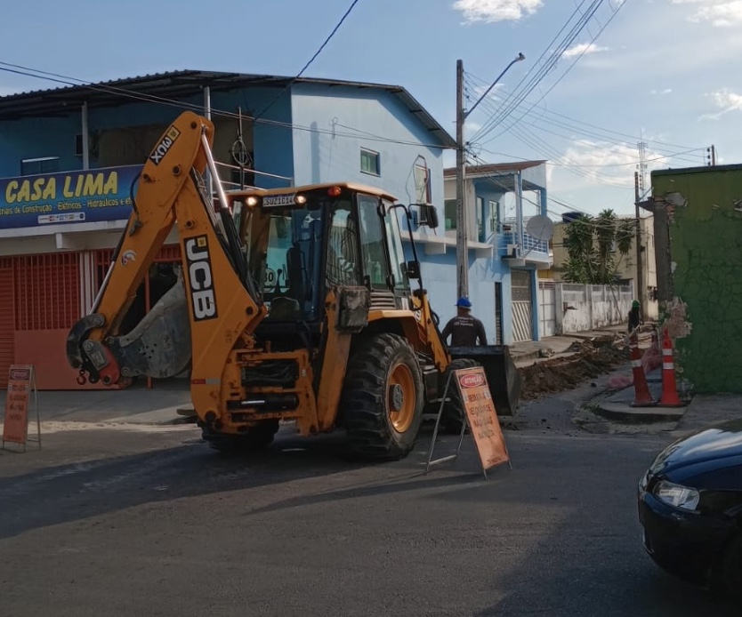 Obra da Águas de Manaus causa transtorno no Japiim 2 e desafia motoristas
