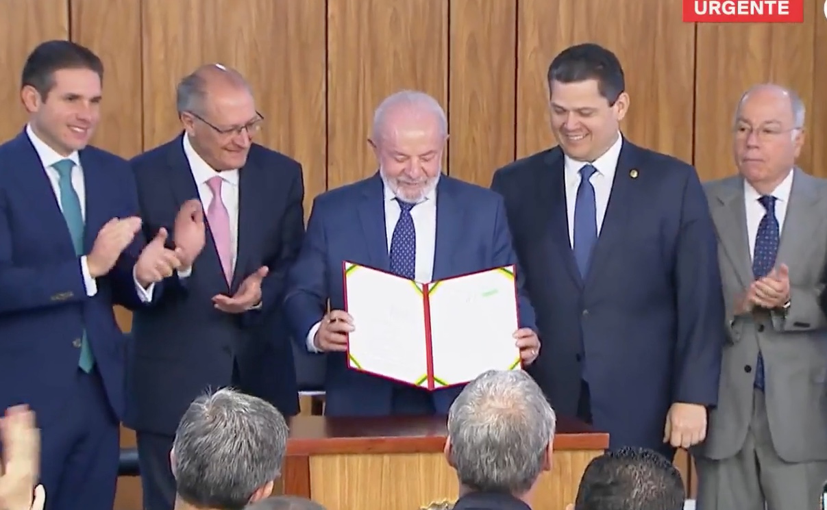 Lula libera R$ 30 bilhões em crédito para empresas atingidas pelo tarifaço