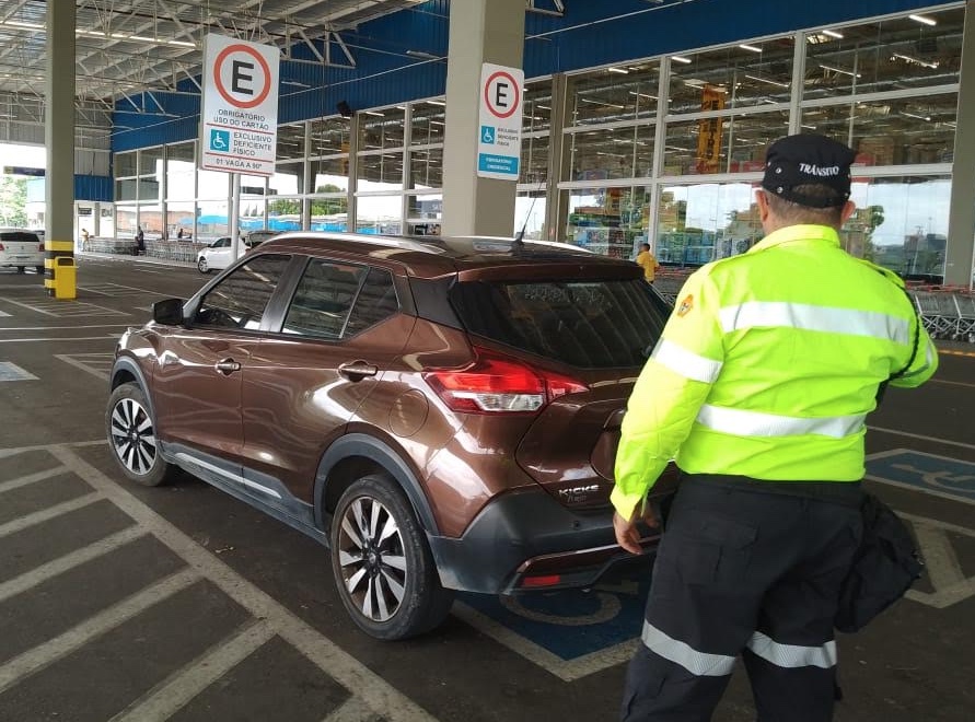 Manaus multa mais de 2 mil motoristas por estacionamento irregular em vagas especiais