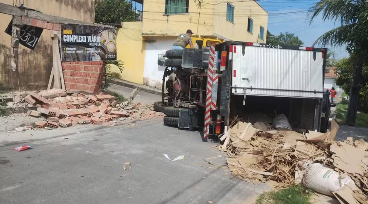 Motorista perde controle e destrói muro de casa no bairro Nova Cidade