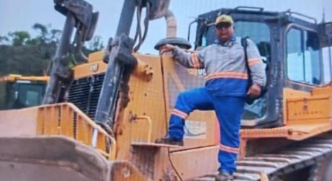 Operador morre afogado após trator cair em igarapé em Presidente Figueiredo