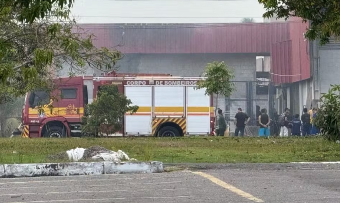 Incêndio atinge fábrica de portas na Avenida do Turismo