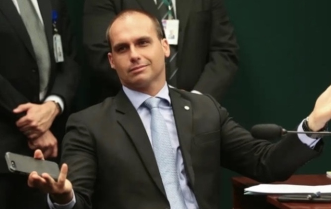 Motta envia pedidos de cassação de Eduardo Bolsonaro ao Conselho de Ética