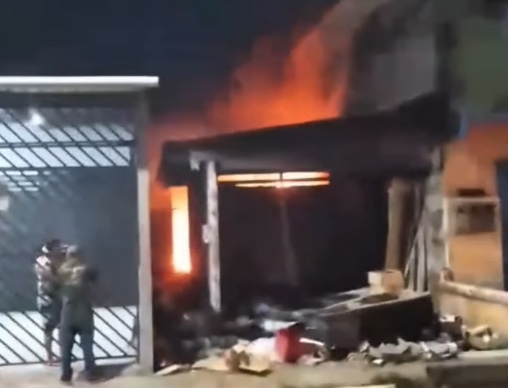 Sob efeito de drogas, "Foguinho" incendeia própria casa em Manacapuru