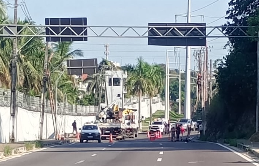Carro fica destruído após motorista cochilar na Avenida das Torres