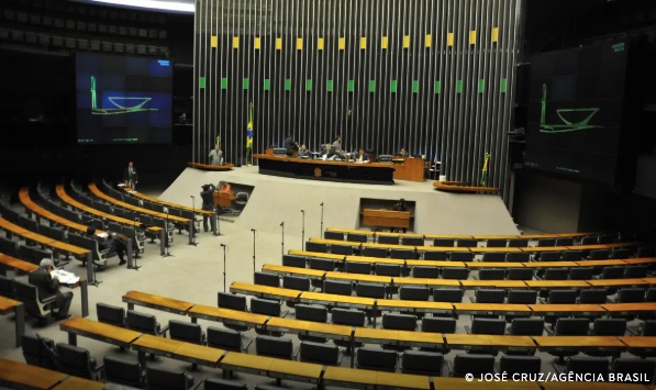 Câmara aprova projeto que combate adultização de crianças nas redes sociais