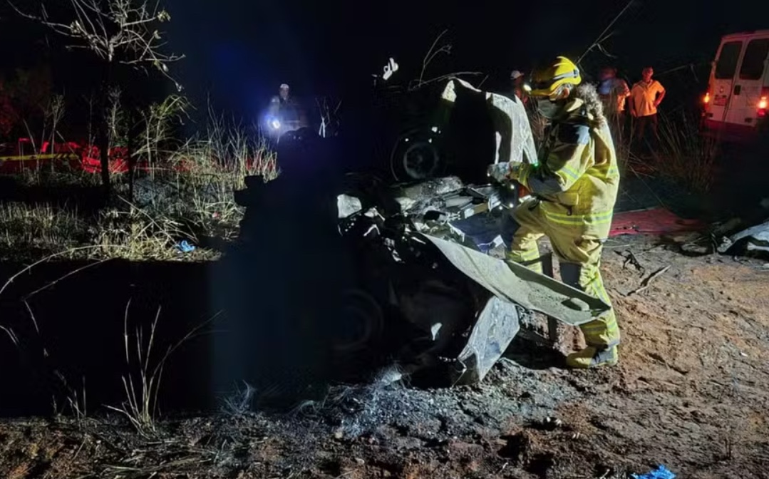 Homem, 3 mulheres e bebê morrem após batida entre carro e carreta em MG