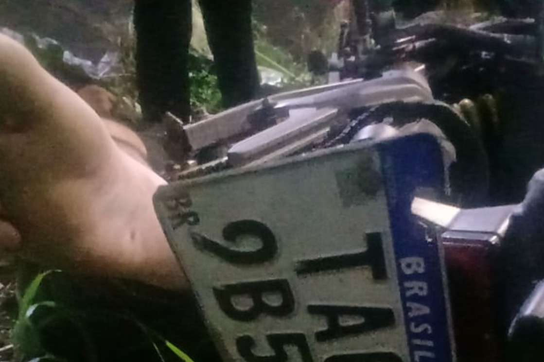 Jovem morre ao colidir moto com muro na Avenida das Torres