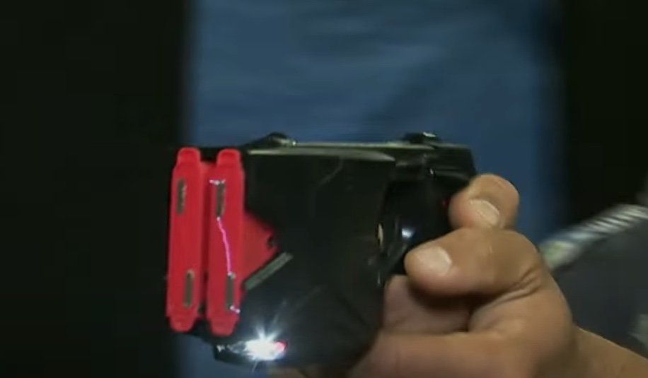 Aleam aprova lei que permite porte de arma de eletrochoque para mulheres