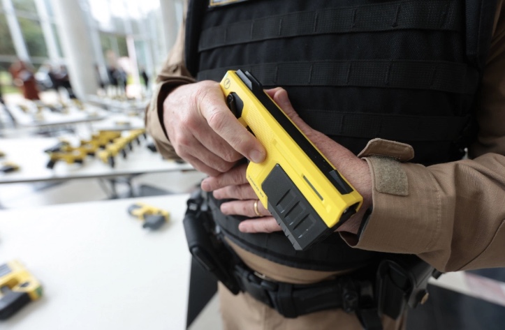 Mulheres poderão portar armas de eletrochoque no Amazonas; entenda