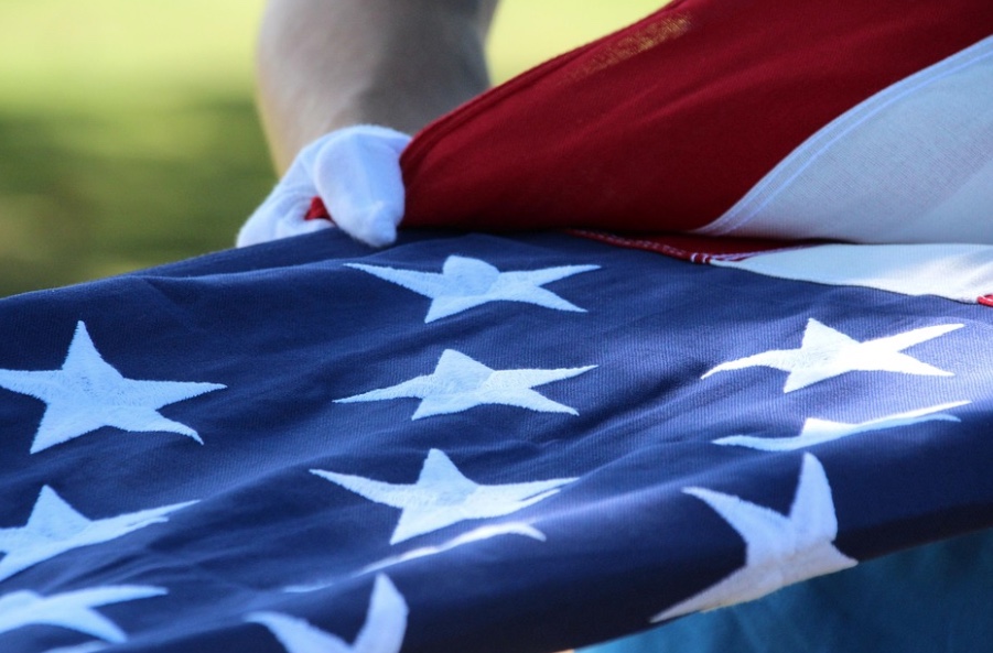 Trump vai assinar decreto para punir quem queimar bandeira dos EUA