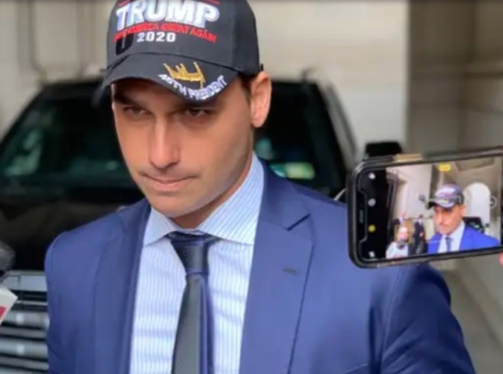 Eduardo Bolsonaro pede a Hugo Motta para exercer mandato dos EUA para evitar cassação