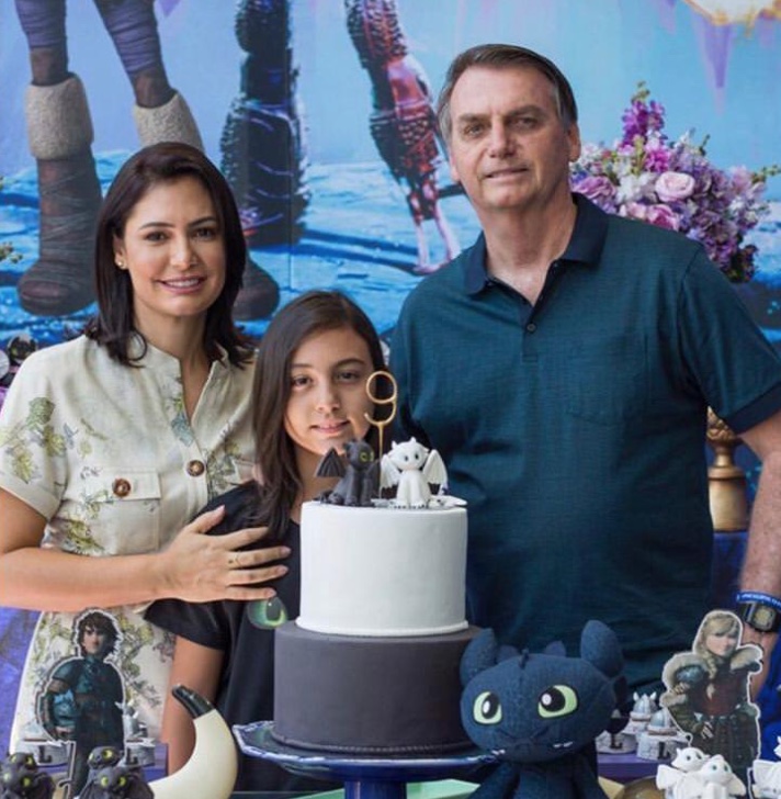 Moraes 'invade privacidade' de mulheres na casa de Bolsonaro, diz Flávio