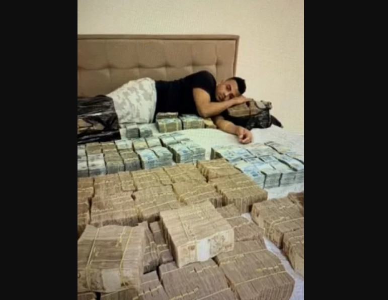 PF encontra foto do ex-deputado TH joias deitado com pilha de dinheiro