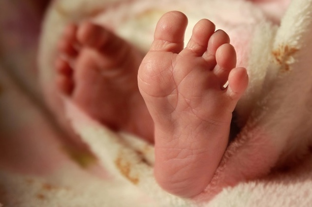 Filho de casal de irmãos é encontrado morto no sofá; pais são investigados