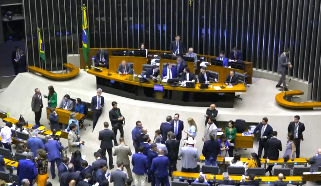 Câmara aprova em 1º turno PEC que blinda parlamentares