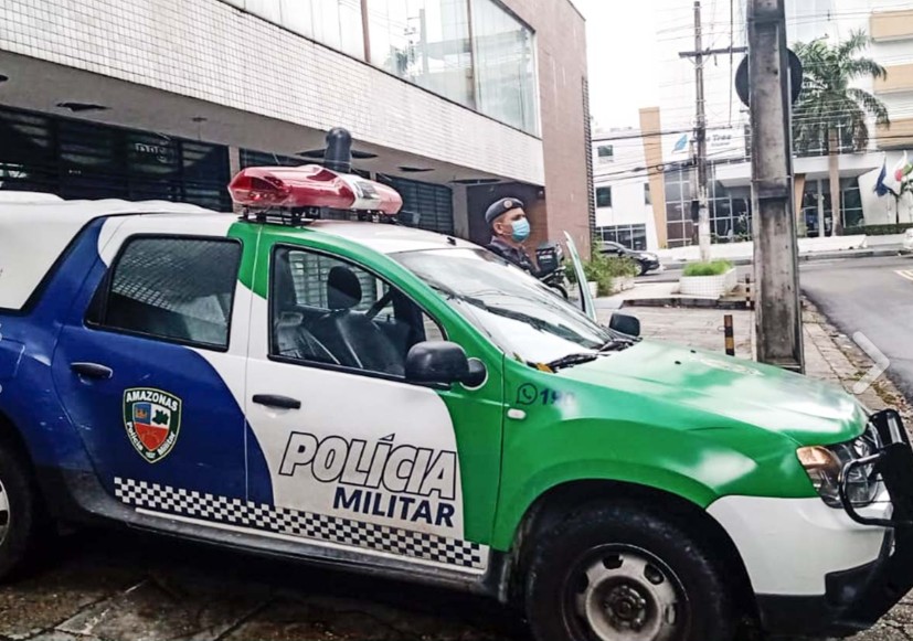 Homem é preso após ameaçar mãe e tentar pegar arma de PM no Nova Cidade