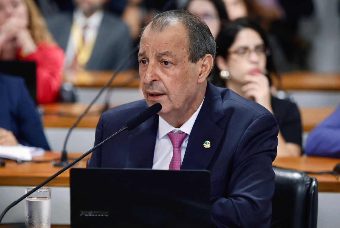 Omar Aziz lidera reação e CCJ do Senado rejeita PEC da Blindagem