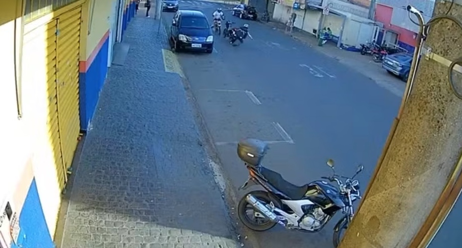 Homem invade contramão e "joga" moto contra o próprio irmão em MG