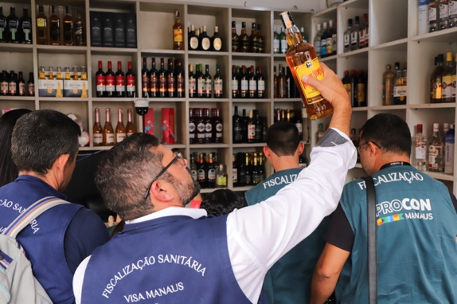 Operação "Zero Metanol" apreende 13 mil litros de bebidas em Manaus