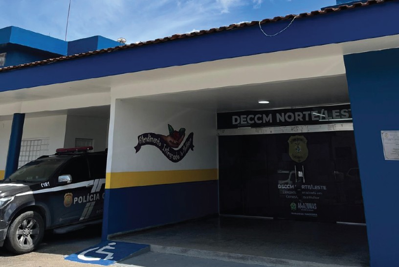 Homem espanca ex e ameaça jogar filha na frente de ônibus em Manaus