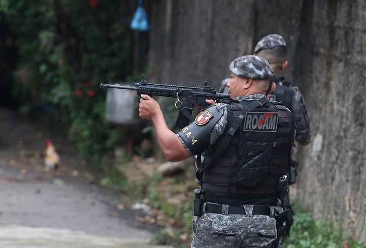 Homem é preso com mais de 90 porções de drogas na Cidade de Deus