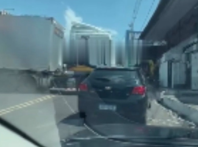 Carreta atravessada deixa trânsito lento na Avenida Compensa