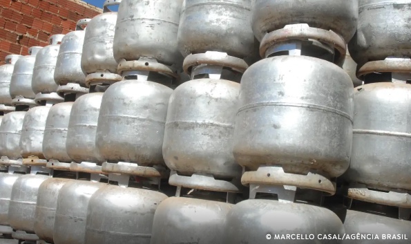 Auxílio Gás começa a ser pago hoje a 5 milhões de famílias; veja calendário