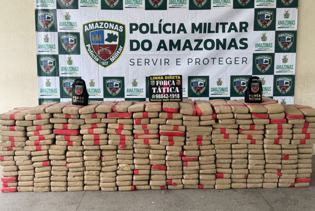 PM apreende 680 quilos de drogas em sacos de fibra em Jutaí