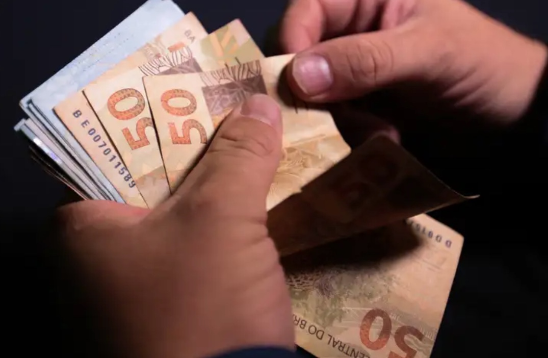 Amazonas oferece bolsas de R$ 500 para jovens; veja como se inscrever