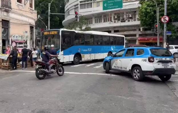 CV fecha vias e provoca caos após megaoperação que matou 64 pessoas no RJ